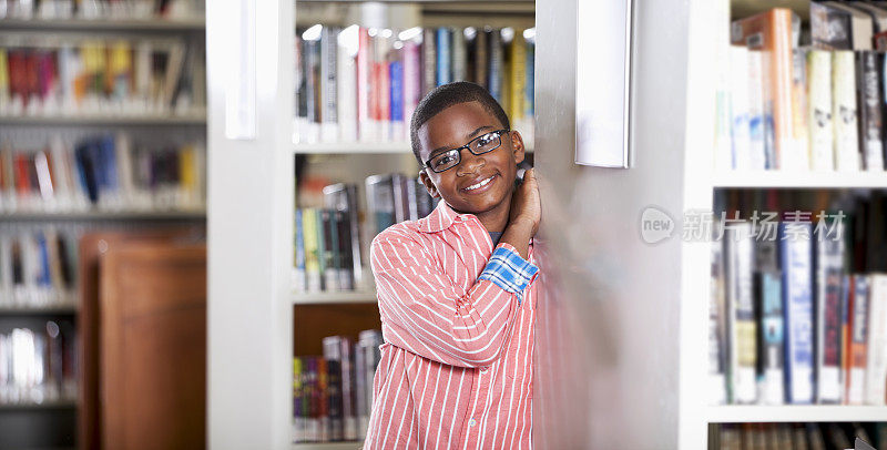非裔美国男孩在图书馆
