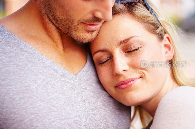 年轻漂亮的女人躺在男友的胸口上