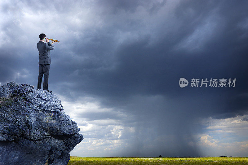 商人用望远镜看暴风雨