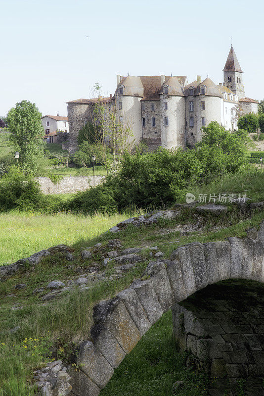 法国艾克斯河边的波米埃修道院和村庄