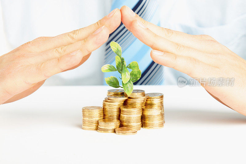 屋顶的金钱-良好的投资和金钱的概念