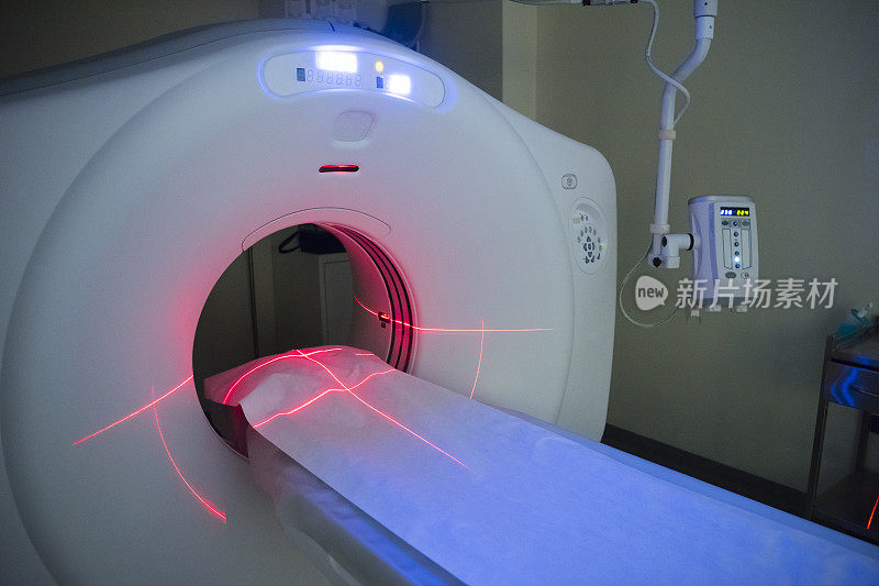 医院空CT扫描显示病床和红灯