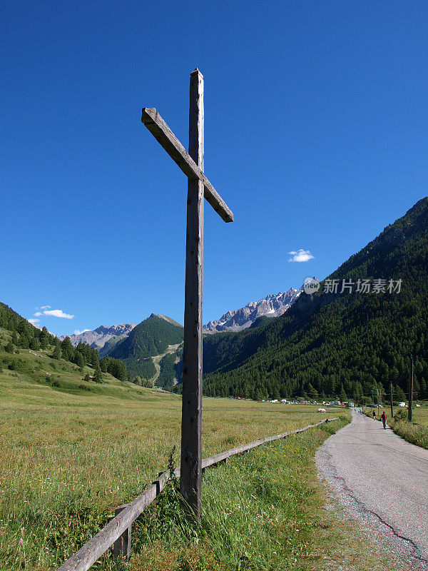 夏日与蓝天交叉在阿尔卑斯山附近的西亚克