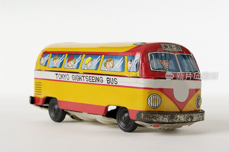 白色背景上的复古玩具观光巴士的孤立镜头