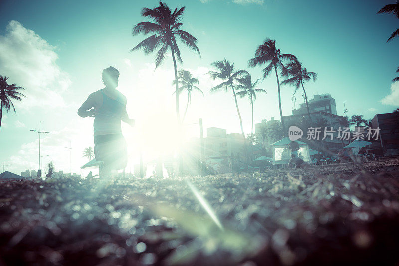 日落时分，一名巴西男子在热带城市慢跑