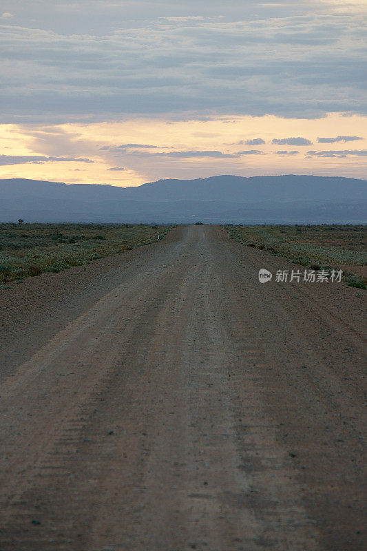 南澳大利亚的波纹土路