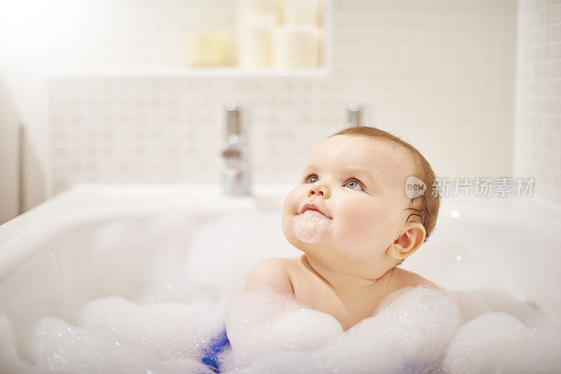 小男孩在浴缸里微笑