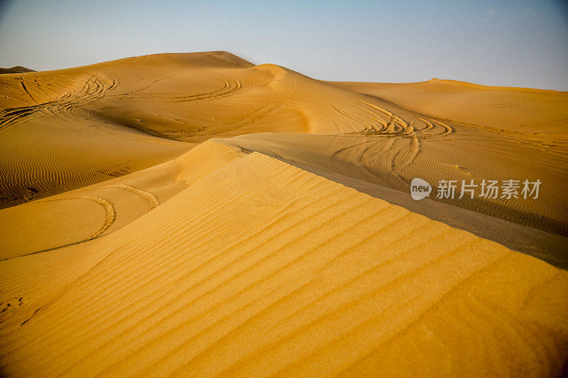 沙丘上的风向和轮胎轨迹，杜巴?沙漠