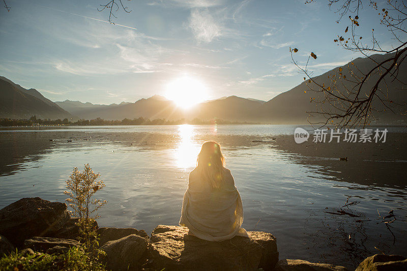 在湖边享受大自然的女人