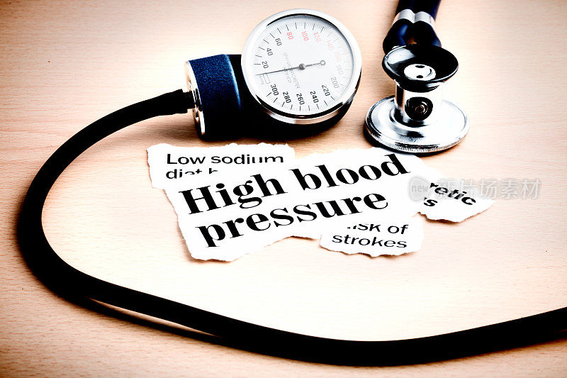 带有听诊器和血压计的高血压标题