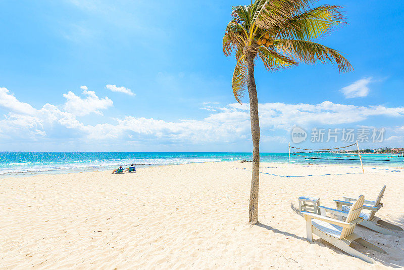 在天堂海滩和城市的椅子上放松在加勒比海岸的金塔纳罗，墨西哥