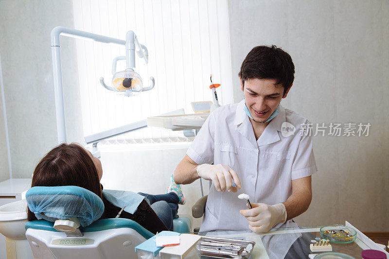 牙科医生为女性病人做牙齿检查