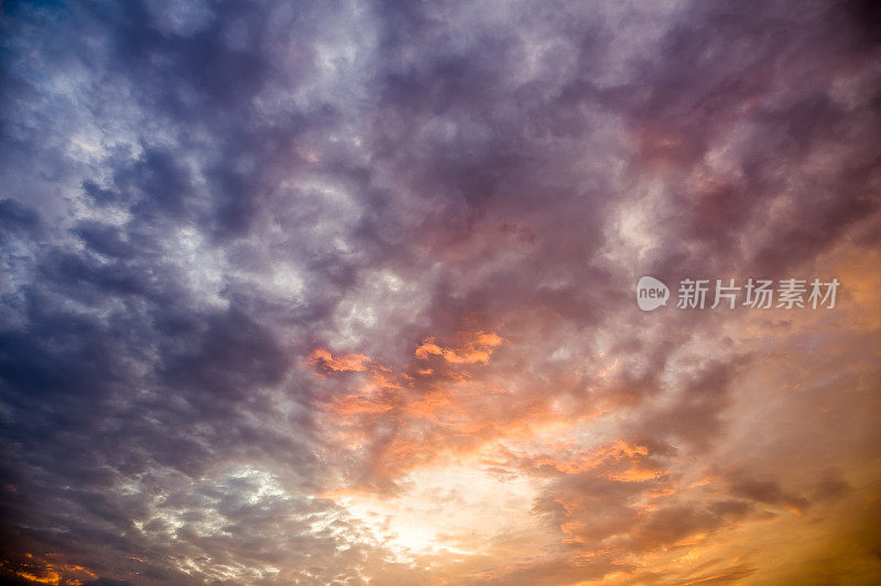 戏剧性的天空与云彩在日落或日出的背景，HDR
