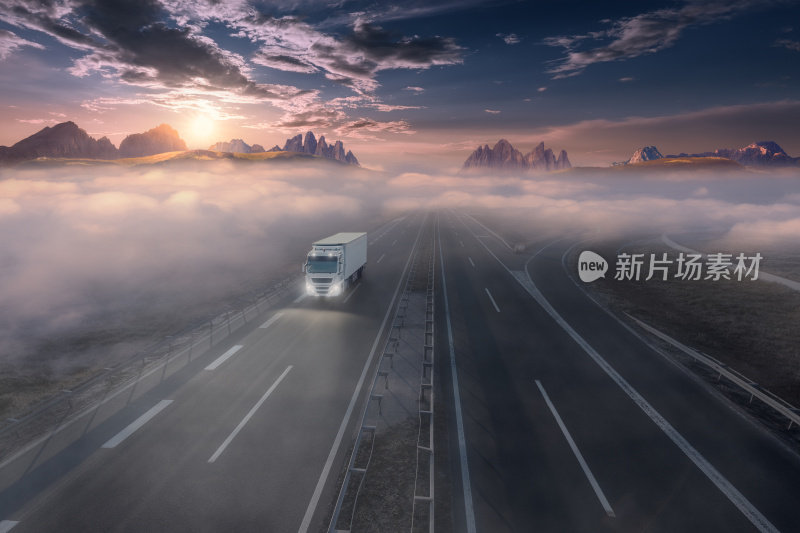 在田园诗般的阳光明媚的早晨，孤独的卡车行驶在雾蒙蒙的高速公路上