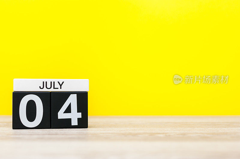 7月4日。黄色背景上的7月4日日历图像。夏天的一天。文本的空白。美国独立日