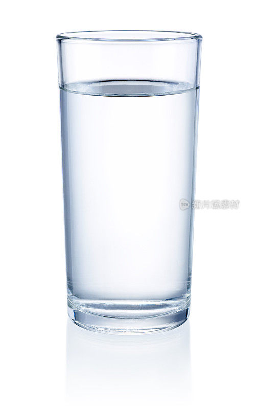 一杯水孤立在白色的背景