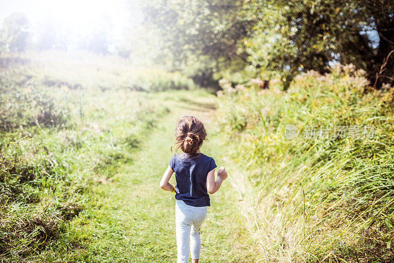 小女孩在荒野中奔跑
