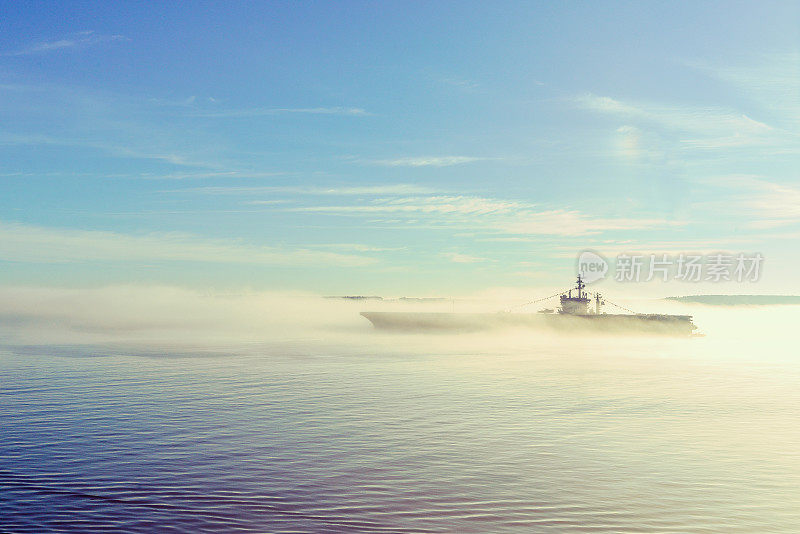 战舰在雾中