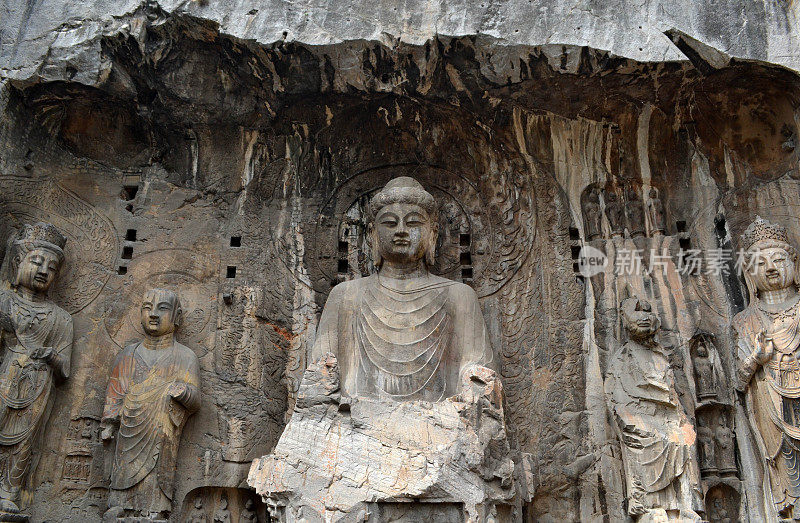 主要佛像围绕龙门石窟在山上