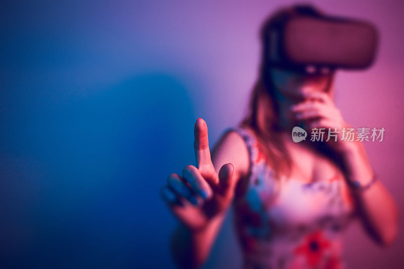 女性在多色房间测试虚拟现实模拟器
