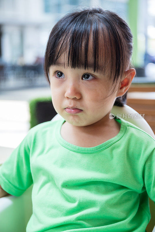 亚洲华人小女孩在哭