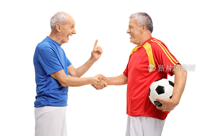 两个上了年纪的足球运动员在握手