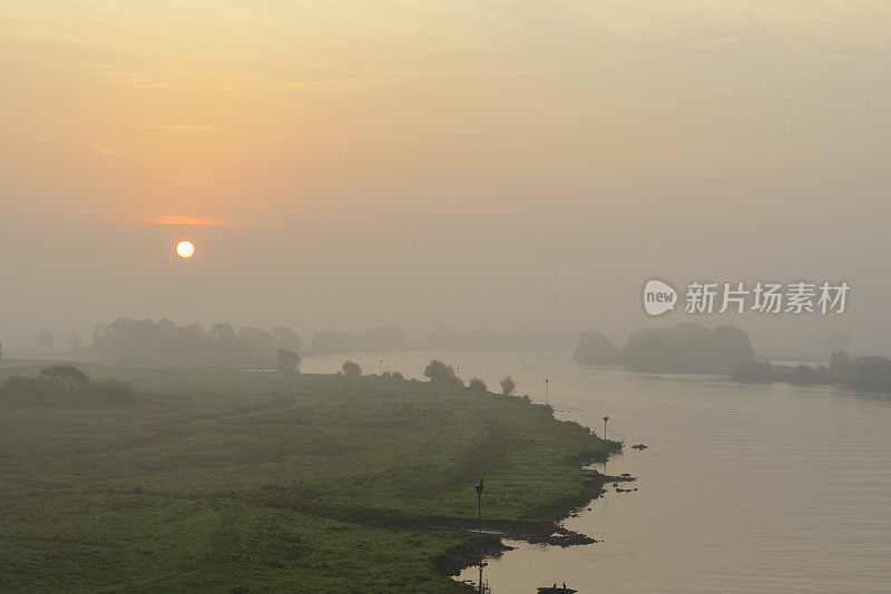 在一个美丽的秋天早晨，日出在IJssel河