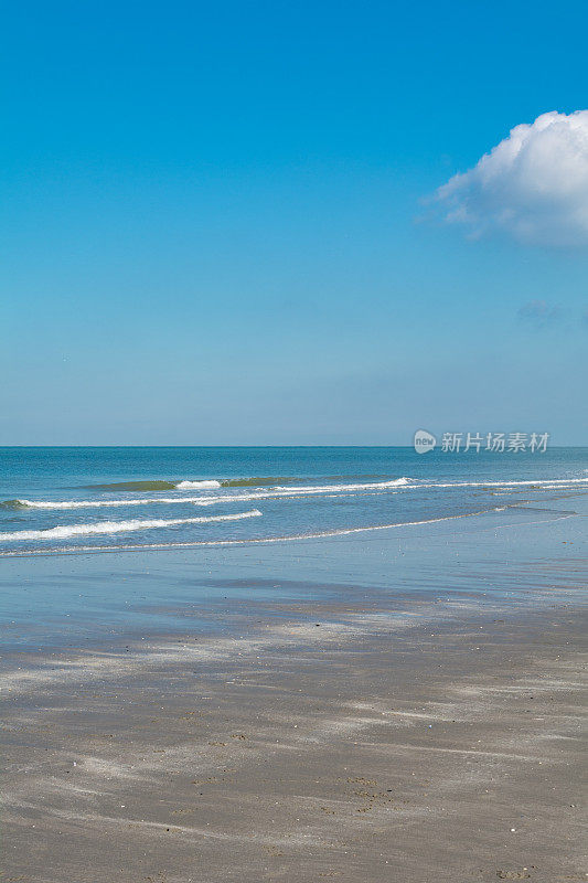 鹿特丹海滩阳光明媚，海面平静