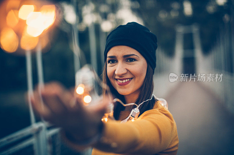 漂亮的女孩拿着灯