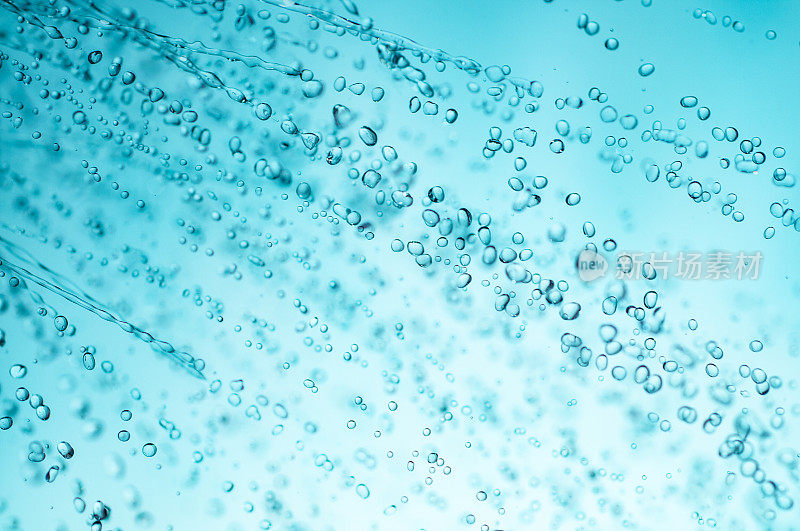 从淋浴喷头喷水，特写，蓝色调的照片
