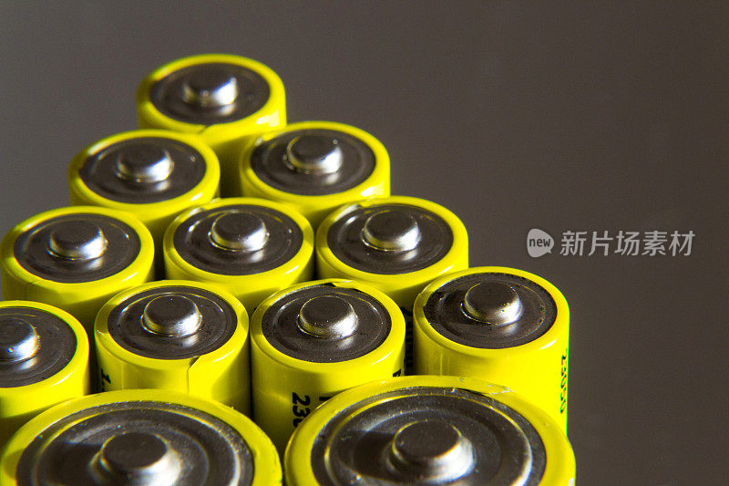 堆叠黄色AA电池近距离，电量储存概念