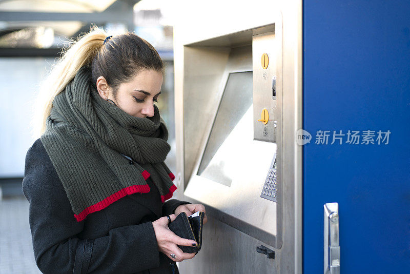 现代女性在买公交车票