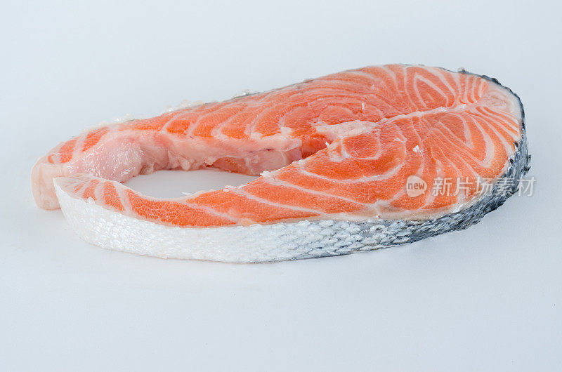 白色背景上的生鲑鱼片。Cenital平面。