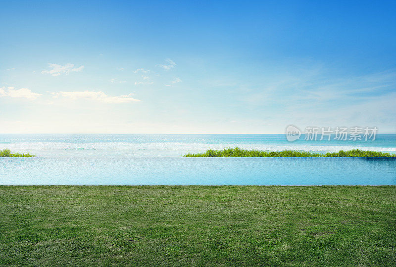 空草地板甲板在豪华的海滩别墅与蓝天背景，海景露台度假屋或酒店