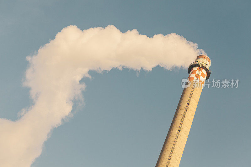 德国柏林，烟囱冒出的浓烟映衬着湛蓝的天空