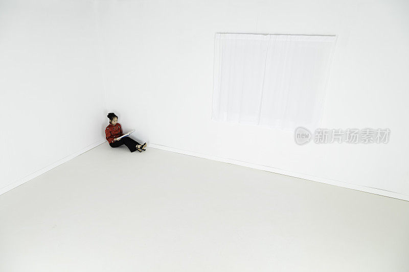 孤独的中国女人在看书