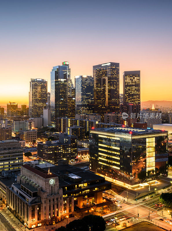 日落时分的市中心天际线。美国加州洛杉矶