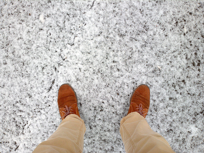 脚踩在雪地里。