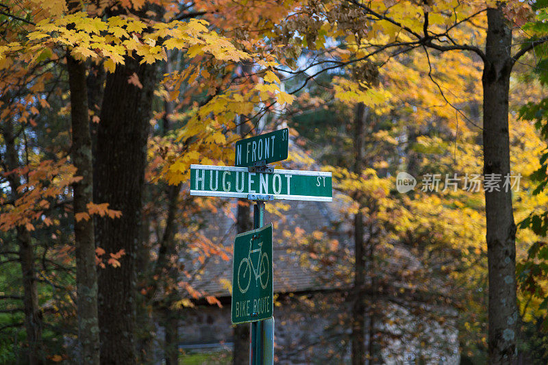 纽约哈德逊谷新帕尔茨，胡格诺派街头的秋色树(树叶)标志。