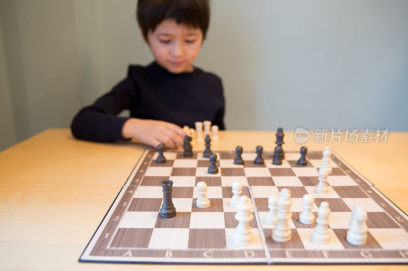 小男孩在下棋