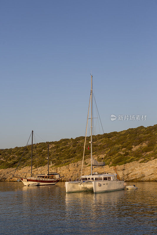 土耳其穆格拉的波德鲁姆湾，一艘传统的帆船，在蓝色之旅中航行