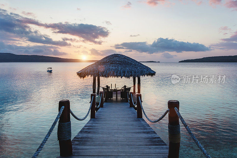瓦努阿图群岛浪漫的日落海滩，码头，伊法特岛海岸
