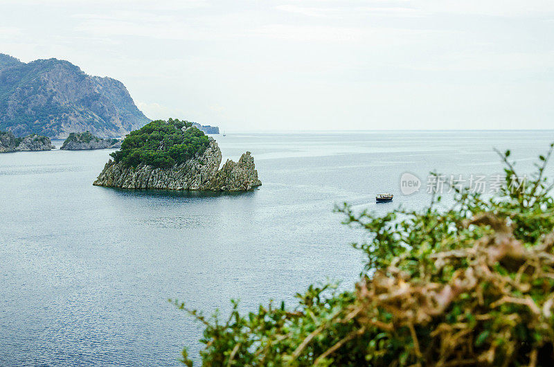 荒岛在大海和岩石的夏季全景休息在海湾的背景山蓝色平静的心情在度假的野生自然