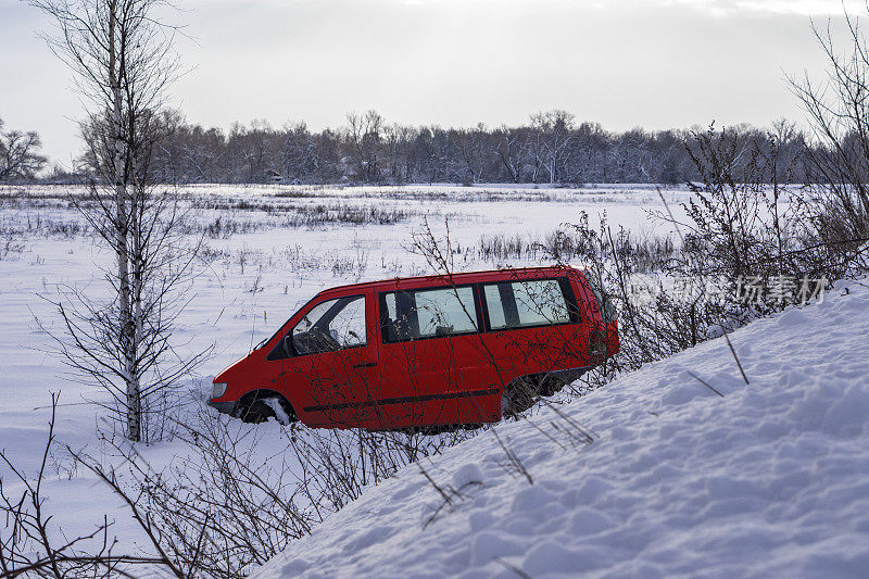 汽车在沟里冬天事故后。车辆失控，在结冰的路面上行驶。