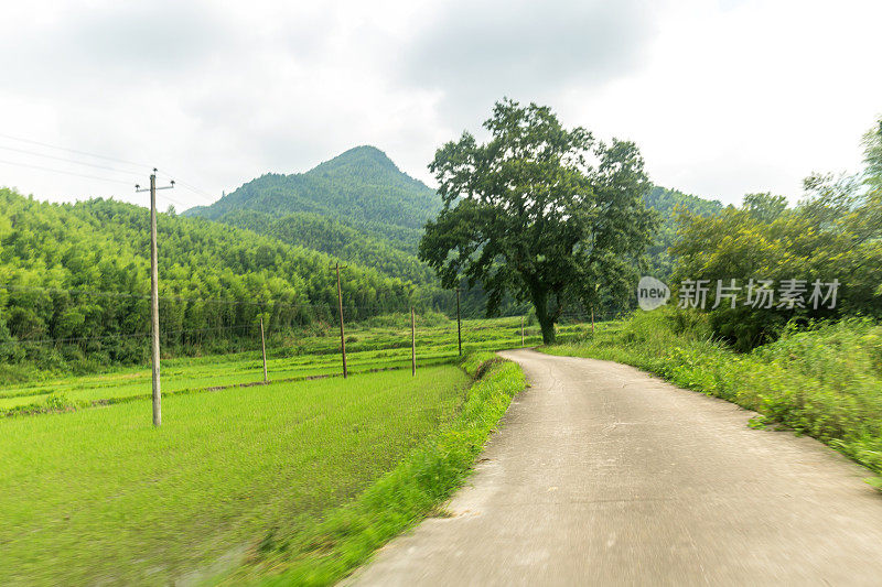 阳光灿烂的日子里的混凝土乡村公路