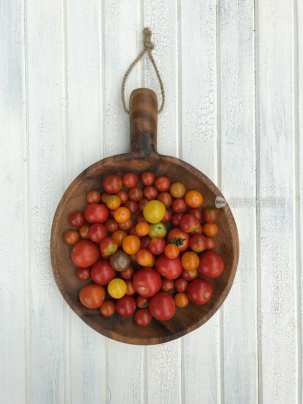 有机传家宝番茄和古董木托盘