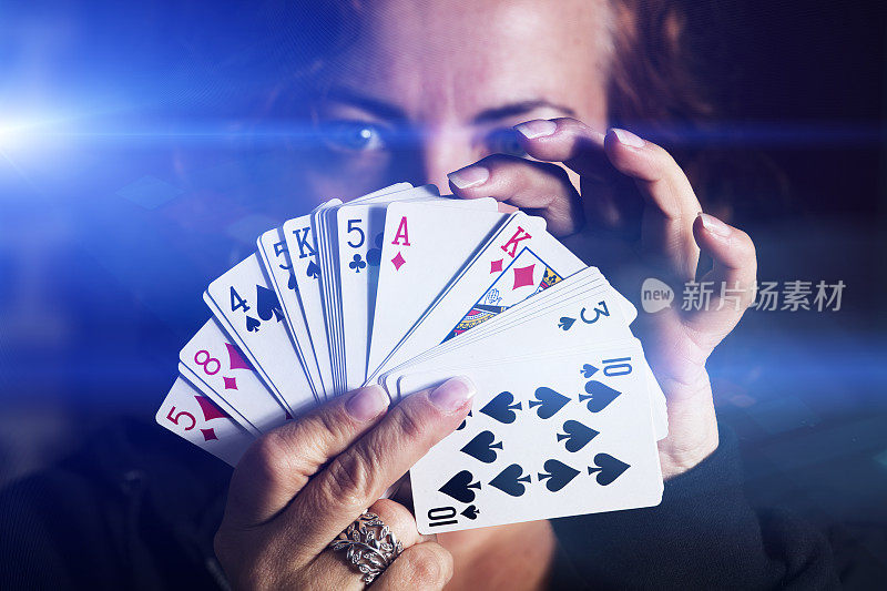 一个女人在赌场赌博时举着她的牌