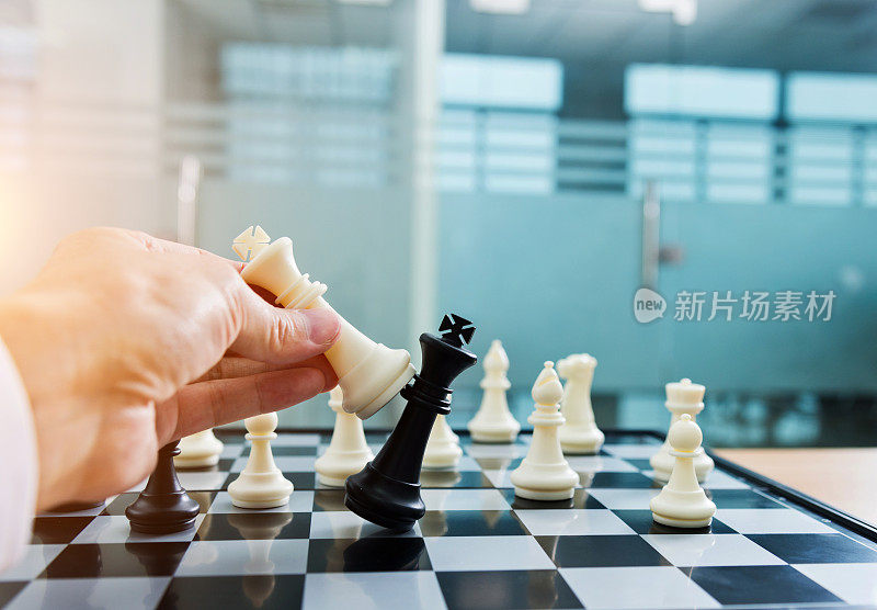 手握白棋的男人打败了黑棋