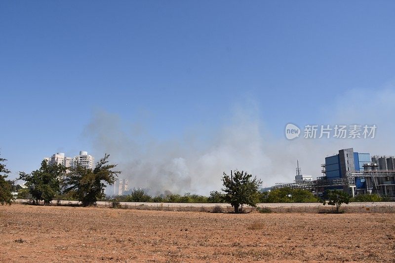 城市附近的田野着火了