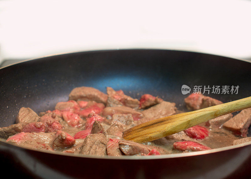 用铸铁煎锅煎牛肉